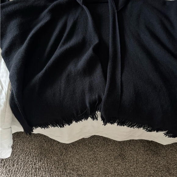 🧤 Calvin Klein Black Knit Poncho with fringe bottom - Picture 8 of 8